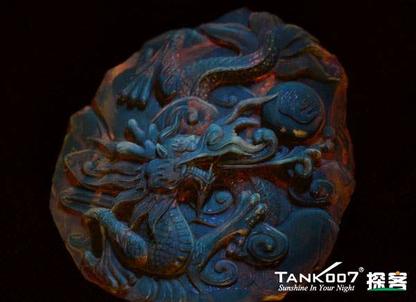 網(wǎng)上用紫光手電鑒定琥珀的帖子這么多,哪個(gè)是真假?