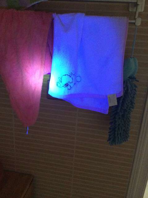 寶媽買了紫光手電,衣服上好多熒光劑,看的心慌害怕